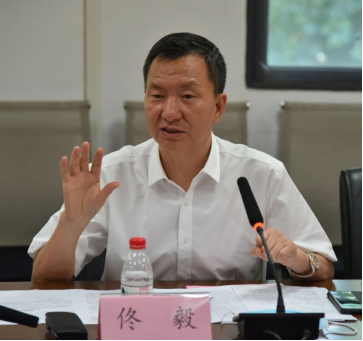 张新亮,瞿金平,佟毅,李义共同为创新中心揭牌.