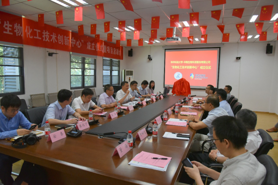 华中科技大学副校长张新亮,化学与化工学院院士瞿金平,中粮集团总工程